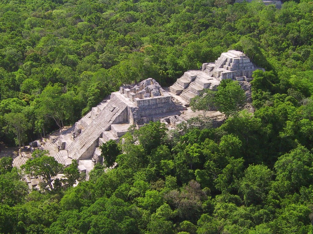 El yacimiento de Calakmu entre la frondosa selva