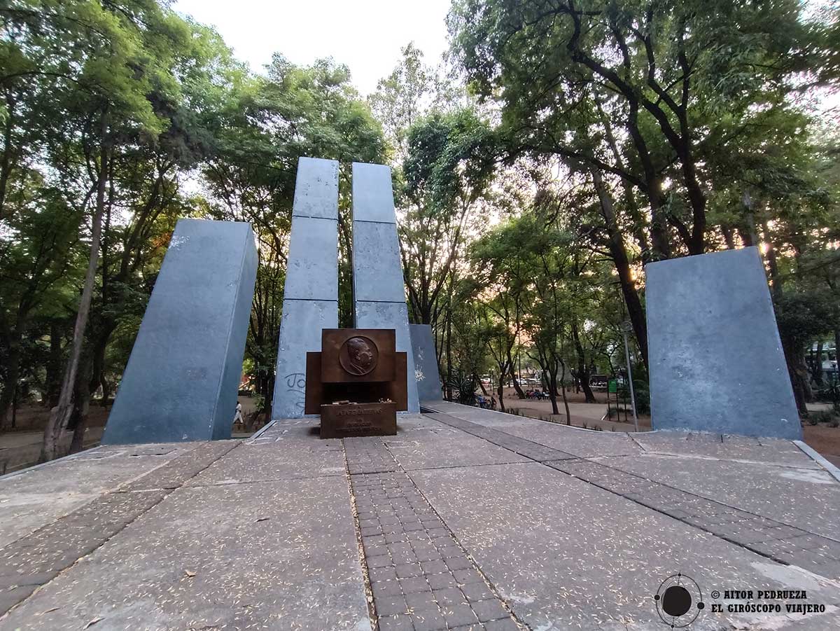 Escultura de la mano abierta en el Parque España