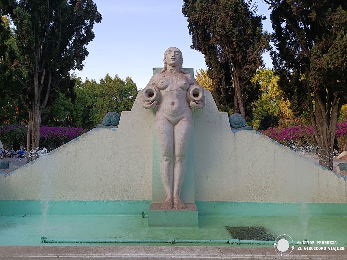 Escultura de la mujer con cántaros en el Parque México