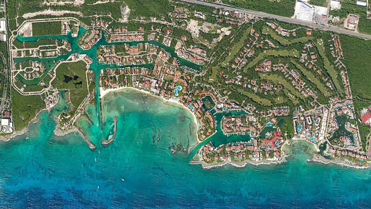 Vista de Puerto Aventuras desde el cielo