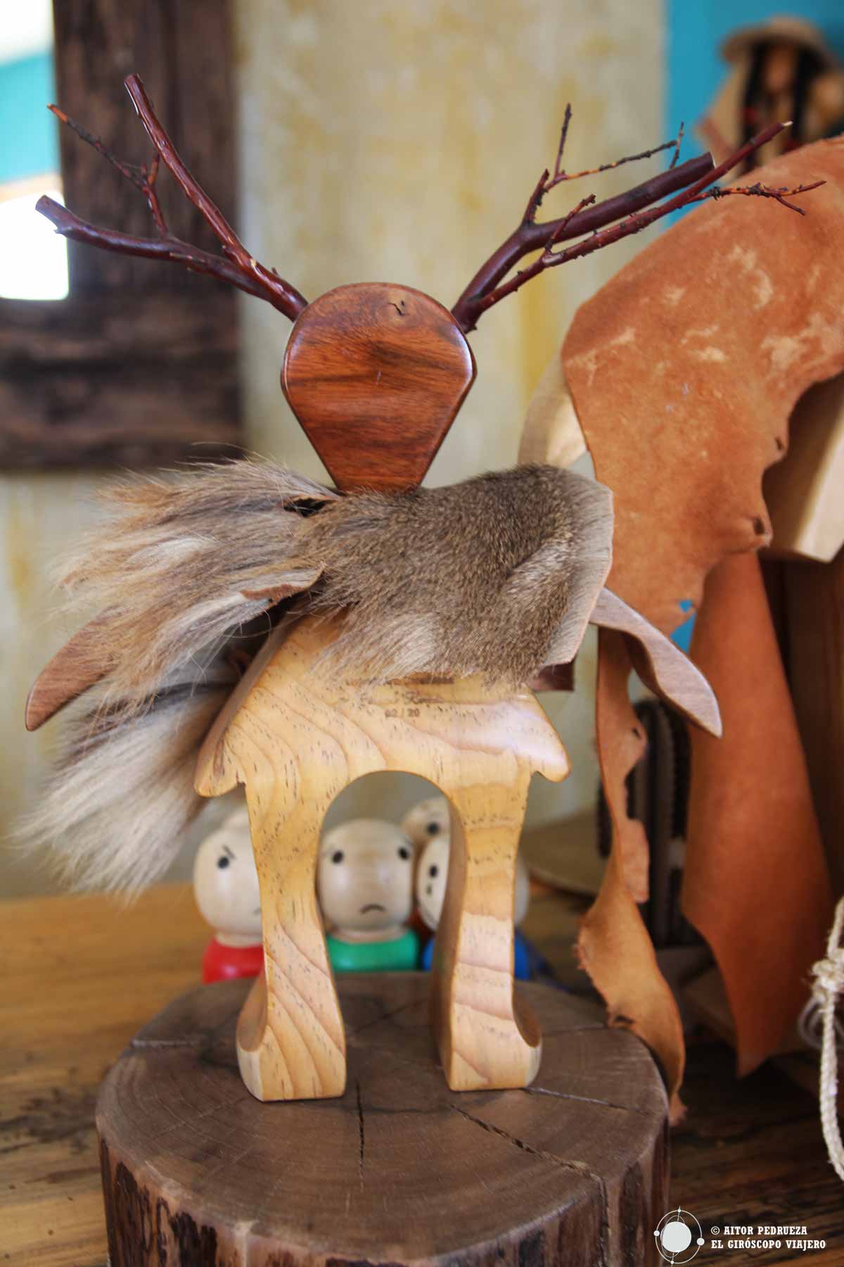 Una de las tallas de madera en arte Juguete representando al Guardián del bosque