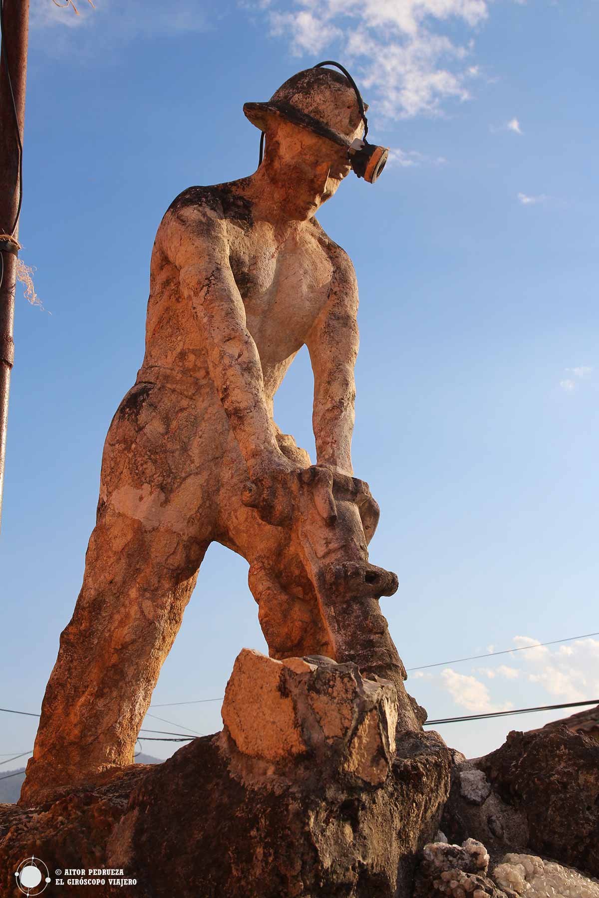 Escultura homenaje al minero en Capulálpam de Méndez